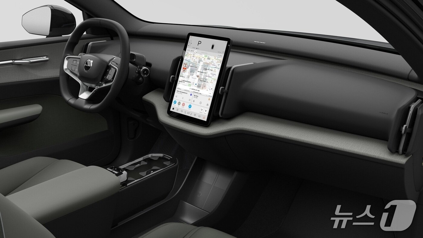 본문 이미지 - 볼보자동차코리아가 4일 서울 용산 전시장에서 미디어를 대상으로 공개한 &#39;EX30CC&#39;의 모습. 소형 순수 전기 스포츠유틸리티차&#40;SUV&#41; &#39;EX30&#39;을 크로스컨트리&#40;CC&#41;로 재해석하면서 승차감과 주행 성능을 높인 게 특징이다. 2025.09.04.