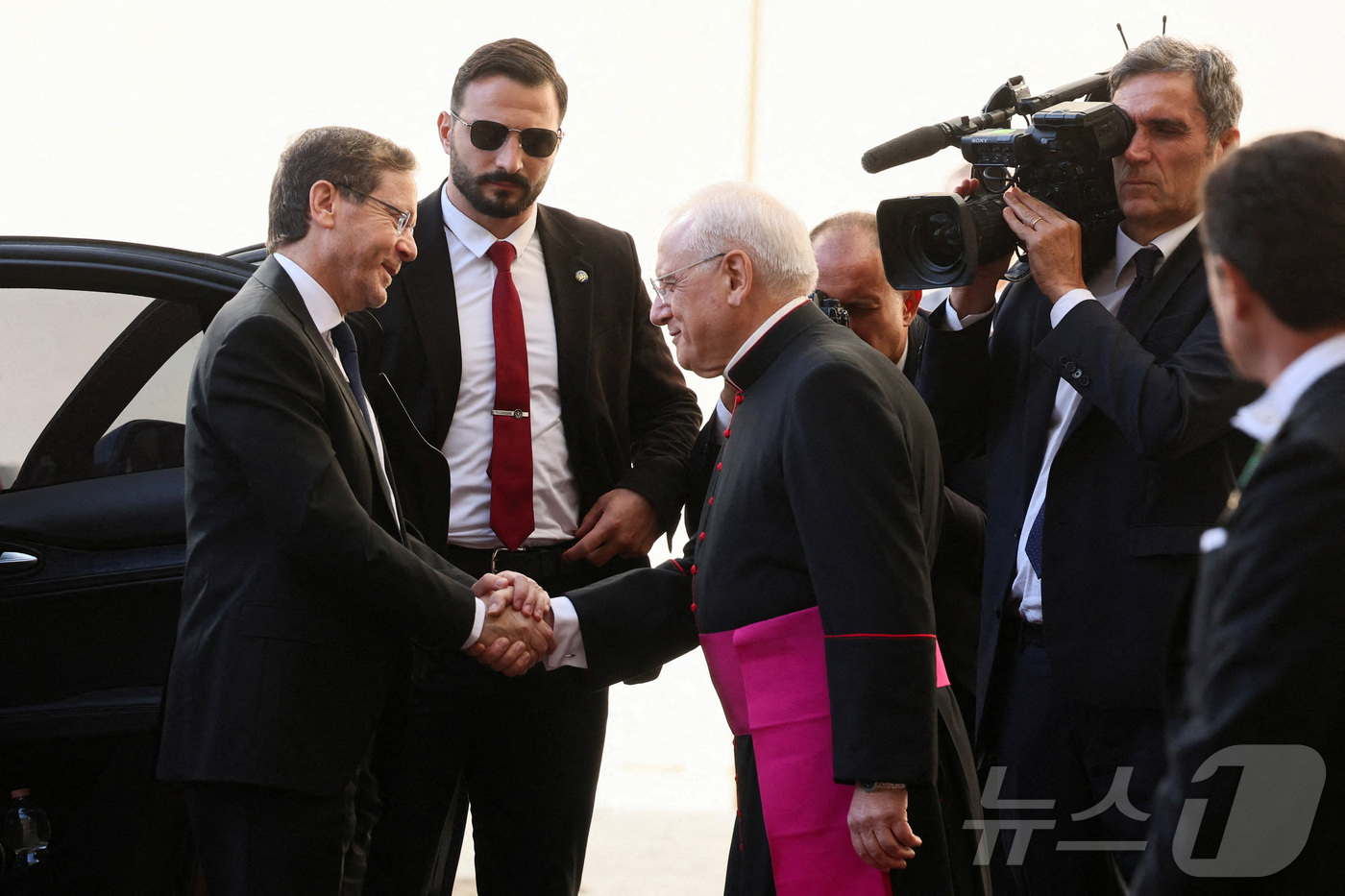 (바티칸 로이터=뉴스1) 심서현 기자 = 레오 14세 교황과 만나기 위해 4일(현지시간) 바티칸을 방문한 이츠하크 헤르초그 이스라엘 대통령이 레오나르도 사피엔자 몬시뇰 교황청 궁내 …