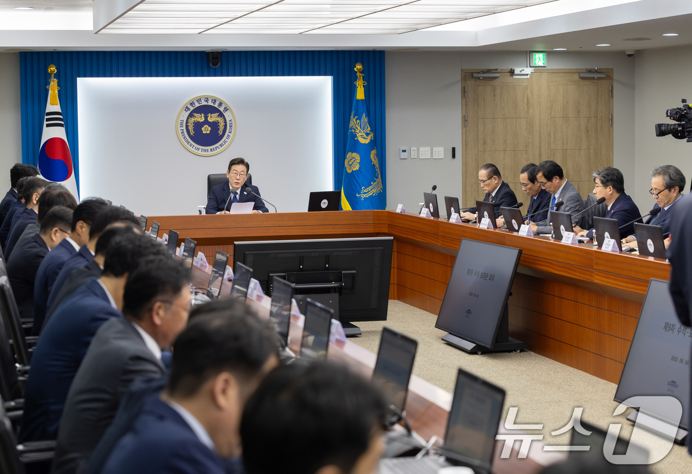 (서울=뉴스1) 허경 기자 = 이재명 대통령이 4일 서울 용산 대통령실 청사에서 열린 제9차 수석·보좌관 회의에서 발언하고 있다. (대통령실 제공. 재판매 및 DB 금지) 2025 …