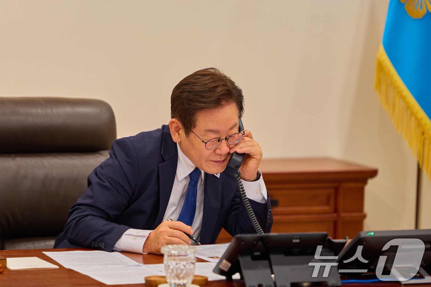본문 이미지 - 이재명 대통령이 지난해 9월 서울 용산 대통령실 청사 집무실에서 오흐나 후렐스후(Ukhnaa Khurelsukh) 몽골 대통령과 전화 통화하고 있다. (대통령실 제공. 재판매 및 DB 금지) 2025.9.4 ⓒ 뉴스1 허경 기자