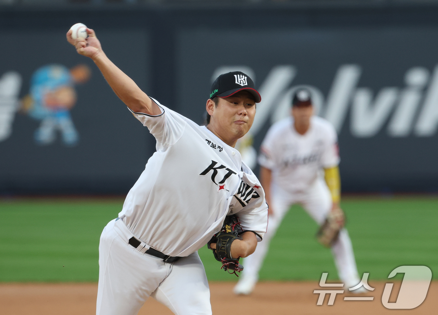(수원=뉴스1) 김영운 기자 = 4일 오후 경기 수원시 장안구 KT위즈파크에서 열린 '2025 신한 SOL 뱅크 KBO리그' LG 트윈스와 KT 위즈의 경기, 1회초 KT 선발투수 …