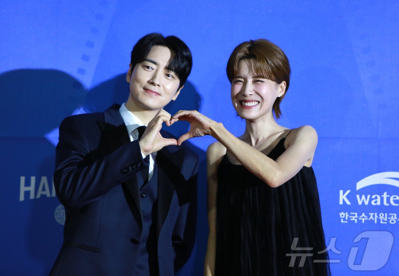 (제천=뉴스1) 손도언 기자 = MC 이준혁과 장도연(오른쪽)이 4일 오후 충북 제천비행장에서 열린 21회 제천국제음악영화제(JIMFF)에서 포즈를 취하고 있다. 2025.9.4/ …