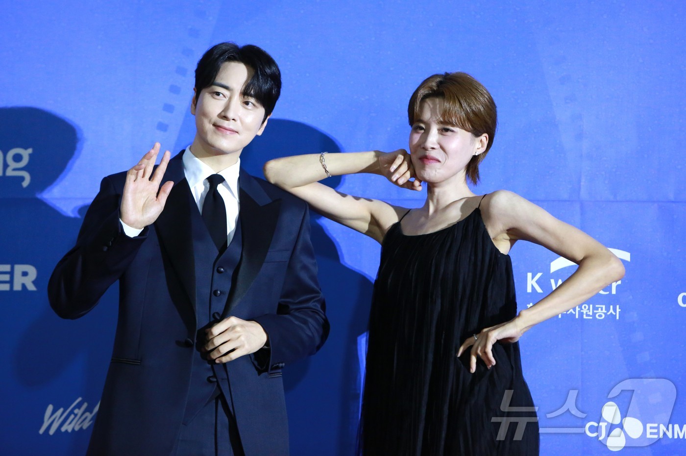 (제천=뉴스1) 손도언 기자 = 사회자 이준혁·장도연이 4일 오후 충북 제천비행장에서 열린 21회 제천국제음악영화제(JIMFF)에서 포즈를 취하고 있다. 2025.9.4/뉴스1