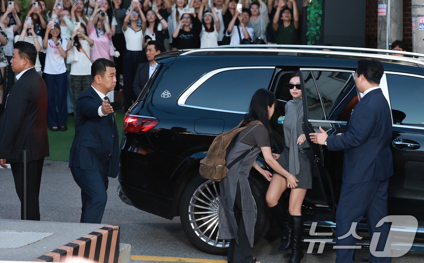 본문 이미지 - 블랙핑크 제니가 4일 오후 서울 성동구 피치스 도원에서 열린 아이웨어 브랜드 레이밴&#40;Ray-Ban&#41;의 팝업 스토어 오픈 행사에 참석하기 위해 차에서 내리고 있다. ⓒ News1 권현진 기자
