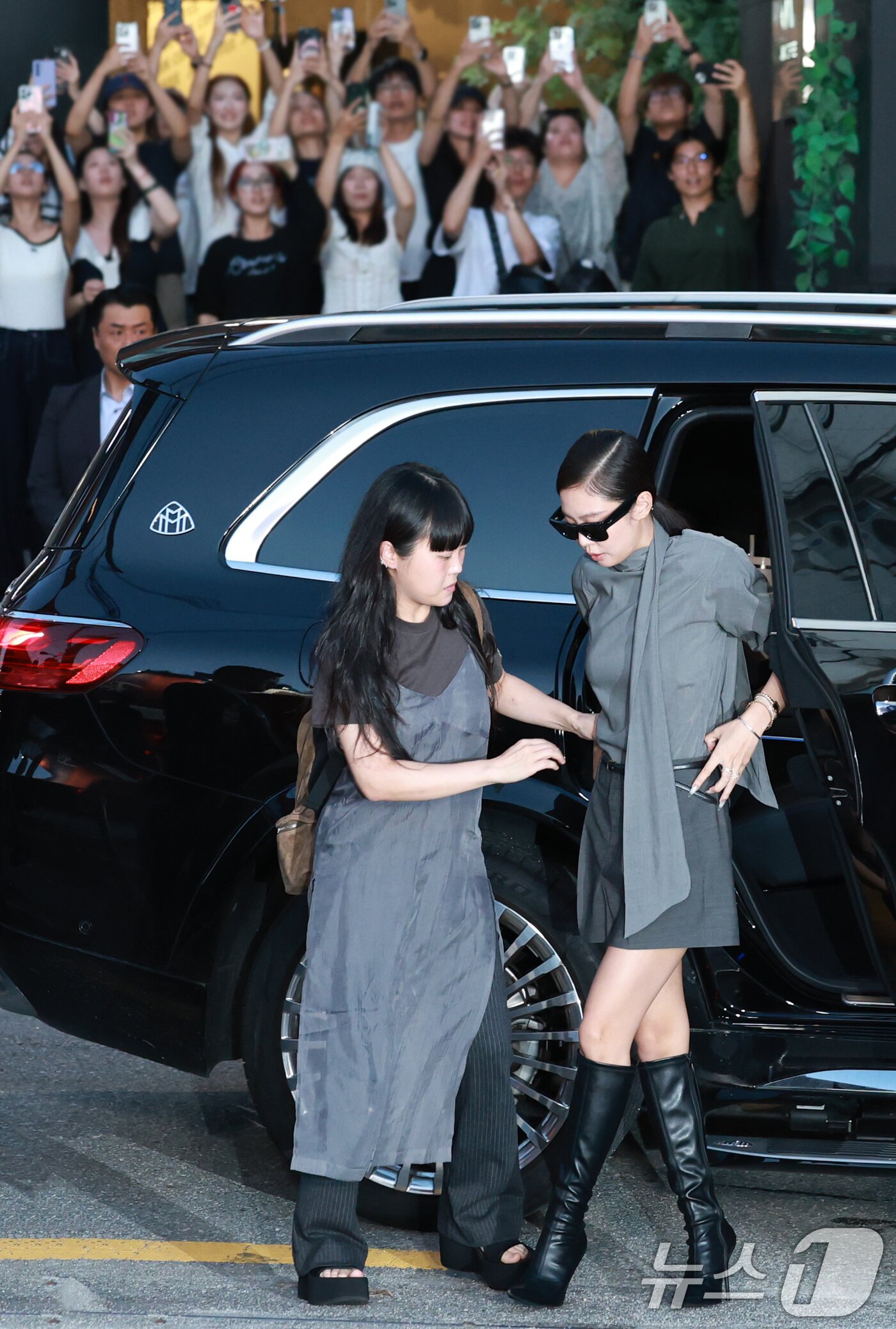 본문 이미지 - 블랙핑크 제니가 4일 오후 서울 성동구 피치스 도원에서 열린 아이웨어 브랜드 레이밴&#40;Ray-Ban&#41;의 팝업 스토어 오픈 행사에 참석하기 위해 차에서 내리고 있다. ⓒ News1 권현진 기자
