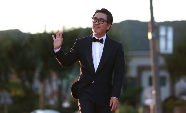 반갑게 인사하는 배우 류승룡