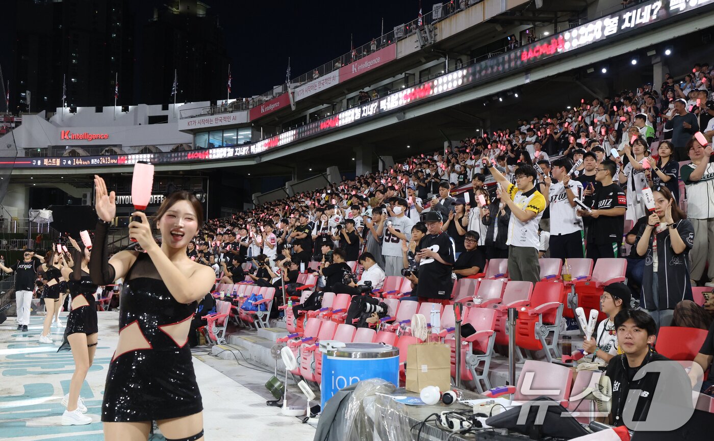 본문 이미지 - 4일 오후 경기 수원시 장안구 KT위즈파크에서 열린 '2025 신한 SOL 뱅크 KBO리그' LG 트윈스와 KT 위즈의 경기에서 관중들이 응원을 하고 있다. KBO리그는 총 720경기 중 630경기를 마친 지난 3일 기준 누적 관중 1083만1295명이 집계됐다. 시즌 최다 관중 기록은 출범 후 첫 1000만 관중 시대를 열었던 지난해 세운 1088만7705명이다. 앞으로 5만6141명이 입장하면 이를 넘어서게 된다. 2025.9.4/뉴스1 ⓒ News1 김영운 기자