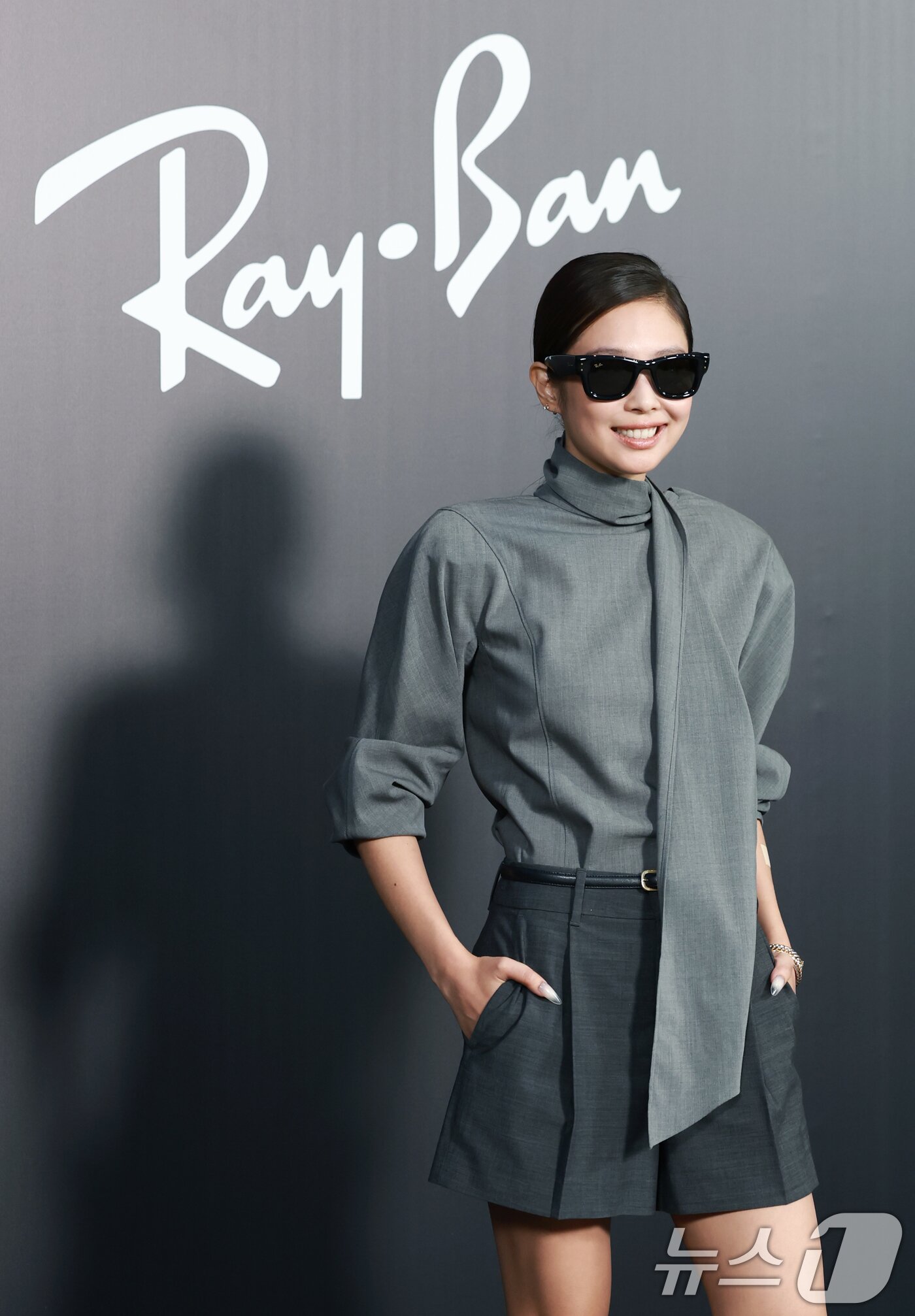 본문 이미지 - 블랙핑크 제니가 4일 오후 서울 성동구 피치스 도원에서 열린 아이웨어 브랜드 레이밴&#40;Ray-Ban&#41;의 팝업 스토어 오픈 행사에 참석해 미소를 짓고 있다. ⓒ News1 권현진 기자