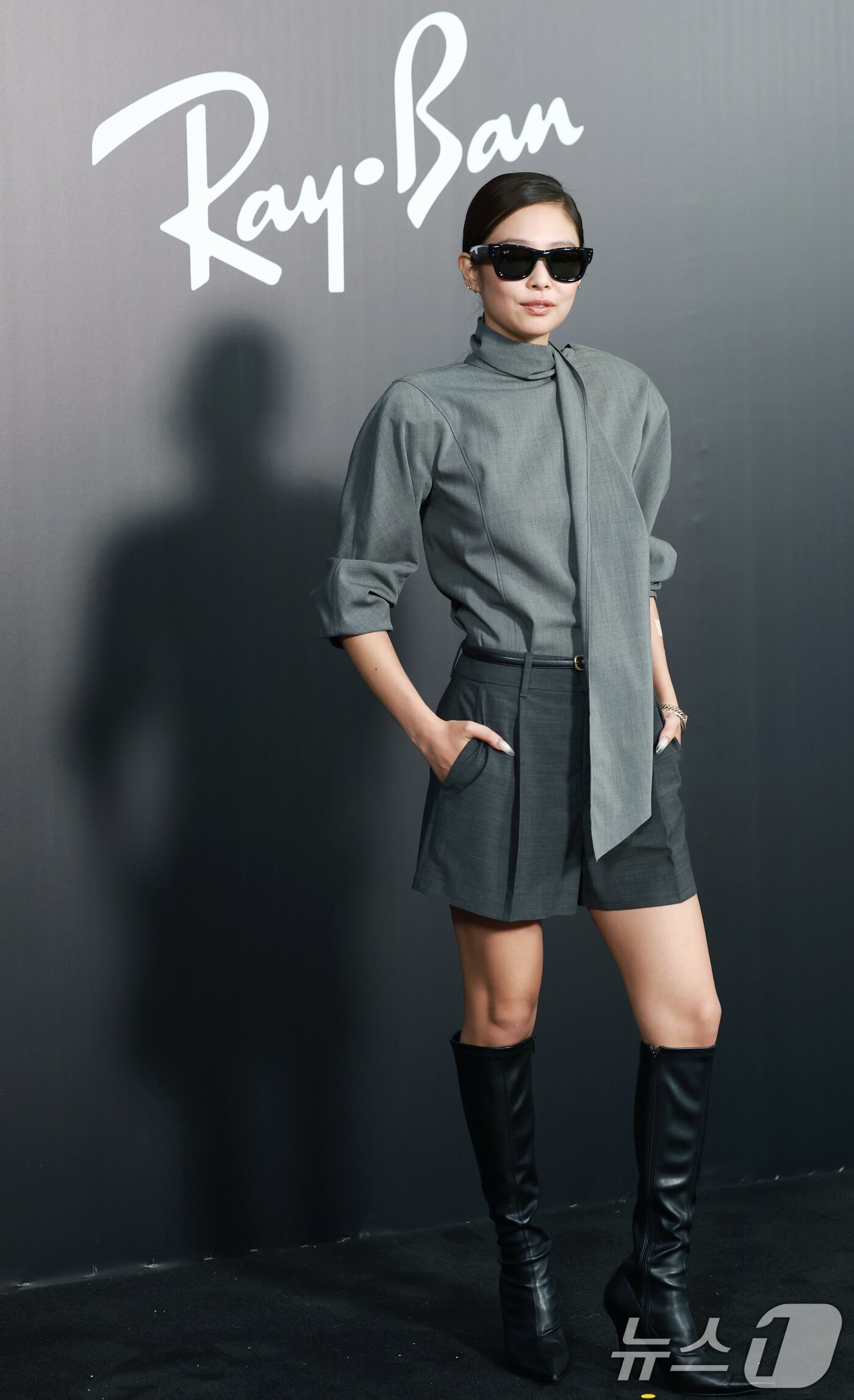 본문 이미지 - 블랙핑크 제니가 4일 오후 서울 성동구 피치스 도원에서 열린 아이웨어 브랜드 레이밴&#40;Ray-Ban&#41;의 팝업 스토어 오픈 행사에 참석해 포즈를 취하고 있다. ⓒ News1 권현진 기자