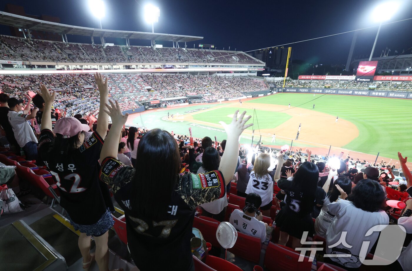본문 이미지 - 4일 오후 경기 수원시 장안구 KT위즈파크에서 열린 '2025 신한 SOL 뱅크 KBO리그' LG 트윈스와 KT 위즈의 경기에서 관중들이 응원을 하고 있다. KBO리그는 총 720경기 중 630경기를 마친 지난 3일 기준 누적 관중 1083만1295명이 집계됐다. 시즌 최다 관중 기록은 출범 후 첫 1000만 관중 시대를 열었던 지난해 세운 1088만7705명이다. 앞으로 5만6141명이 입장하면 이를 넘어서게 된다. 2025.9.4/뉴스1 ⓒ News1 김영운 기자