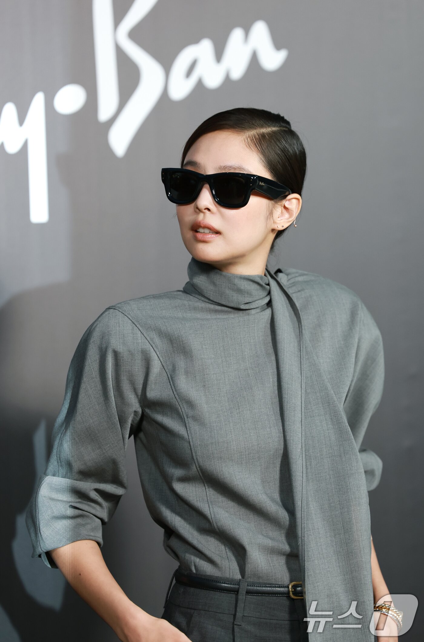 본문 이미지 - 블랙핑크 제니가 4일 오후 서울 성동구 피치스 도원에서 열린 아이웨어 브랜드 레이밴&#40;Ray-Ban&#41;의 팝업 스토어 오픈 행사에 참석해 매력을 발산하고 있다. ⓒ News1 권현진 기자