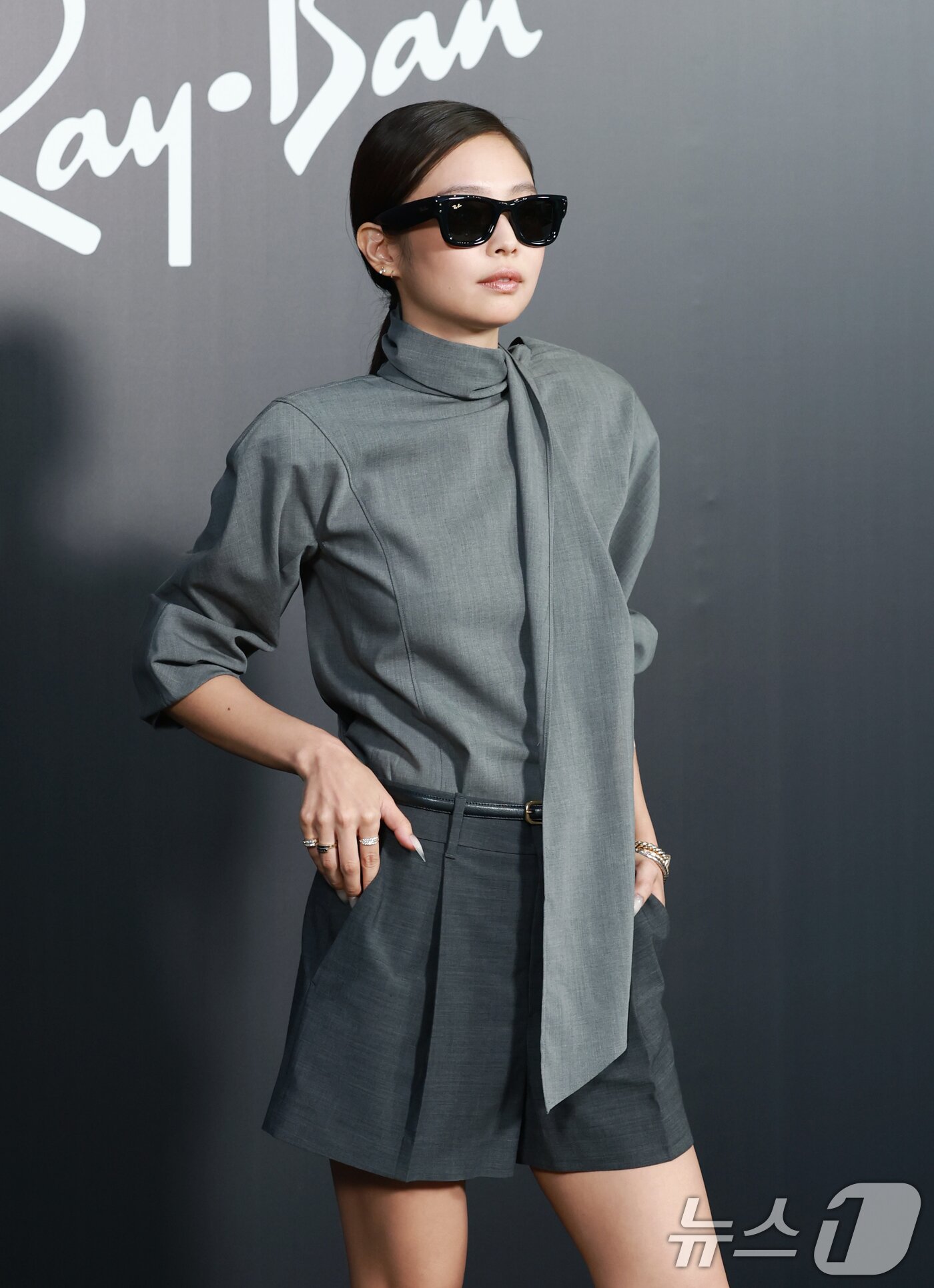 본문 이미지 - 블랙핑크 제니가 4일 오후 서울 성동구 피치스 도원에서 열린 아이웨어 브랜드 레이밴&#40;Ray-Ban&#41;의 팝업 스토어 오픈 행사에 참석해 매력을 발산하고 있다. ⓒ News1 권현진 기자