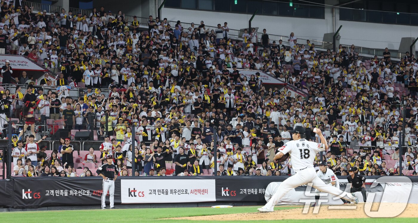 본문 이미지 - 4일 오후 경기 수원시 장안구 KT위즈파크에서 열린 '2025 신한 SOL 뱅크 KBO리그' LG 트윈스와 KT 위즈의 경기에서 관중들이 응원을 하고 있다. KBO리그는 총 720경기 중 630경기를 마친 지난 3일 기준 누적 관중 1083만1295명이 집계됐다. 시즌 최다 관중 기록은 출범 후 첫 1000만 관중 시대를 열었던 지난해 세운 1088만7705명이다. 앞으로 5만6141명이 입장하면 이를 넘어서게 된다. 2025.9.4/뉴스1 ⓒ News1 김영운 기자