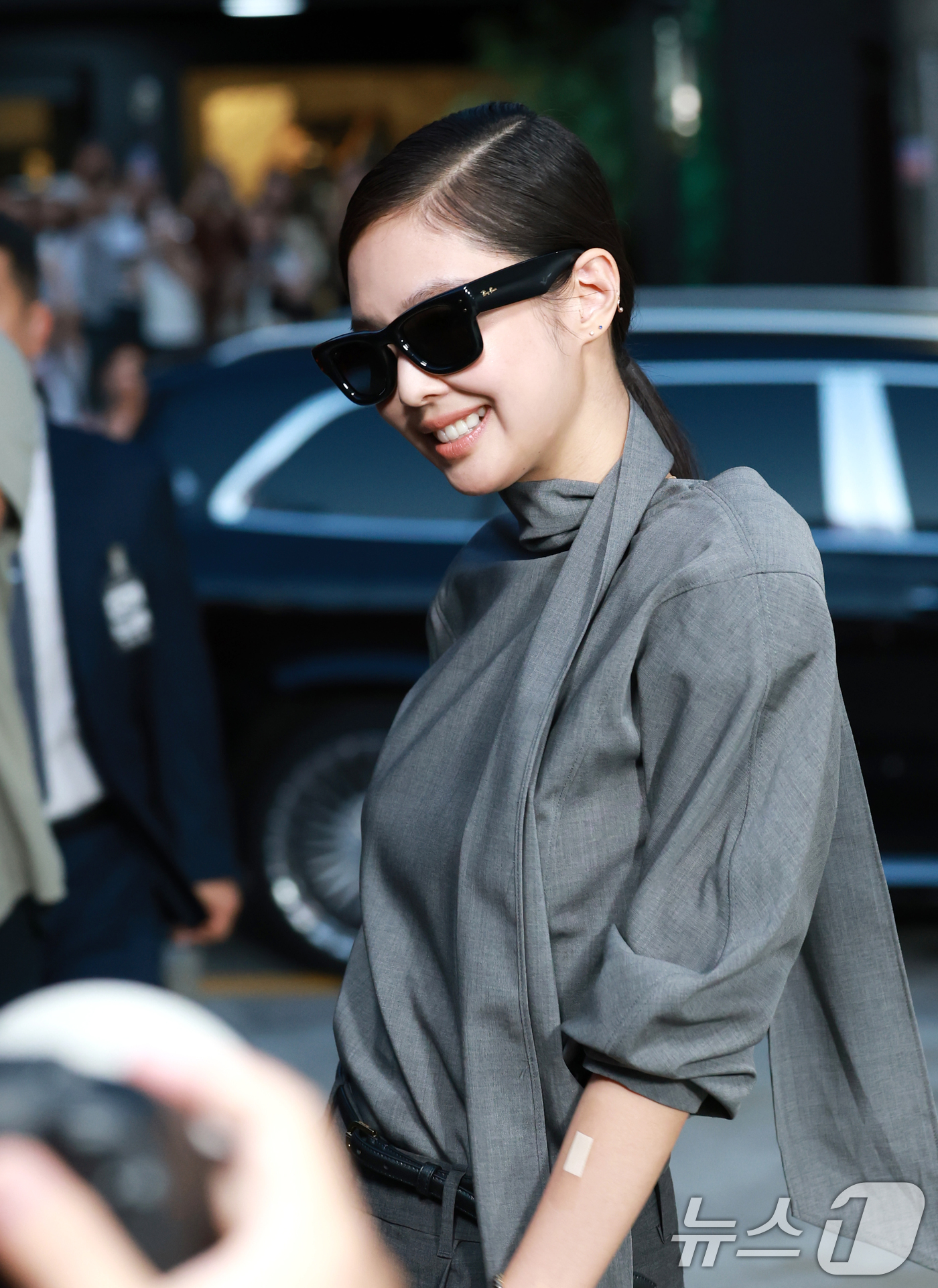 (서울=뉴스1) 권현진 기자 = 블랙핑크 제니가 4일 오후 서울 성동구 피치스 도원에서 열린 아이웨어 브랜드 레이밴(Ray-Ban)의 팝업 스토어 오픈 행사에 참석하고 있다. 20 …