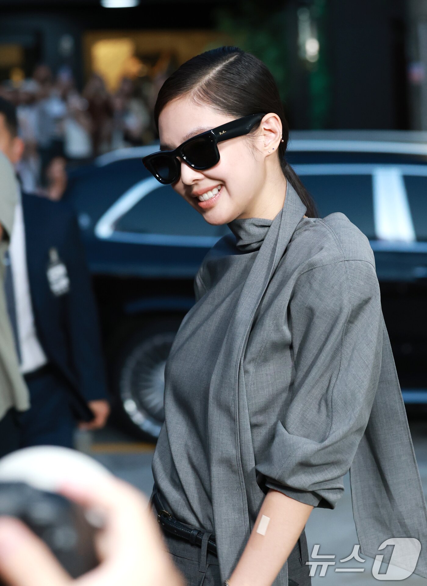 본문 이미지 - 블랙핑크 제니가 4일 오후 서울 성동구 피치스 도원에서 열린 아이웨어 브랜드 레이밴&#40;Ray-Ban&#41;의 팝업 스토어 오픈 행사에 참석하고 있다. ⓒ News1 권현진 기자