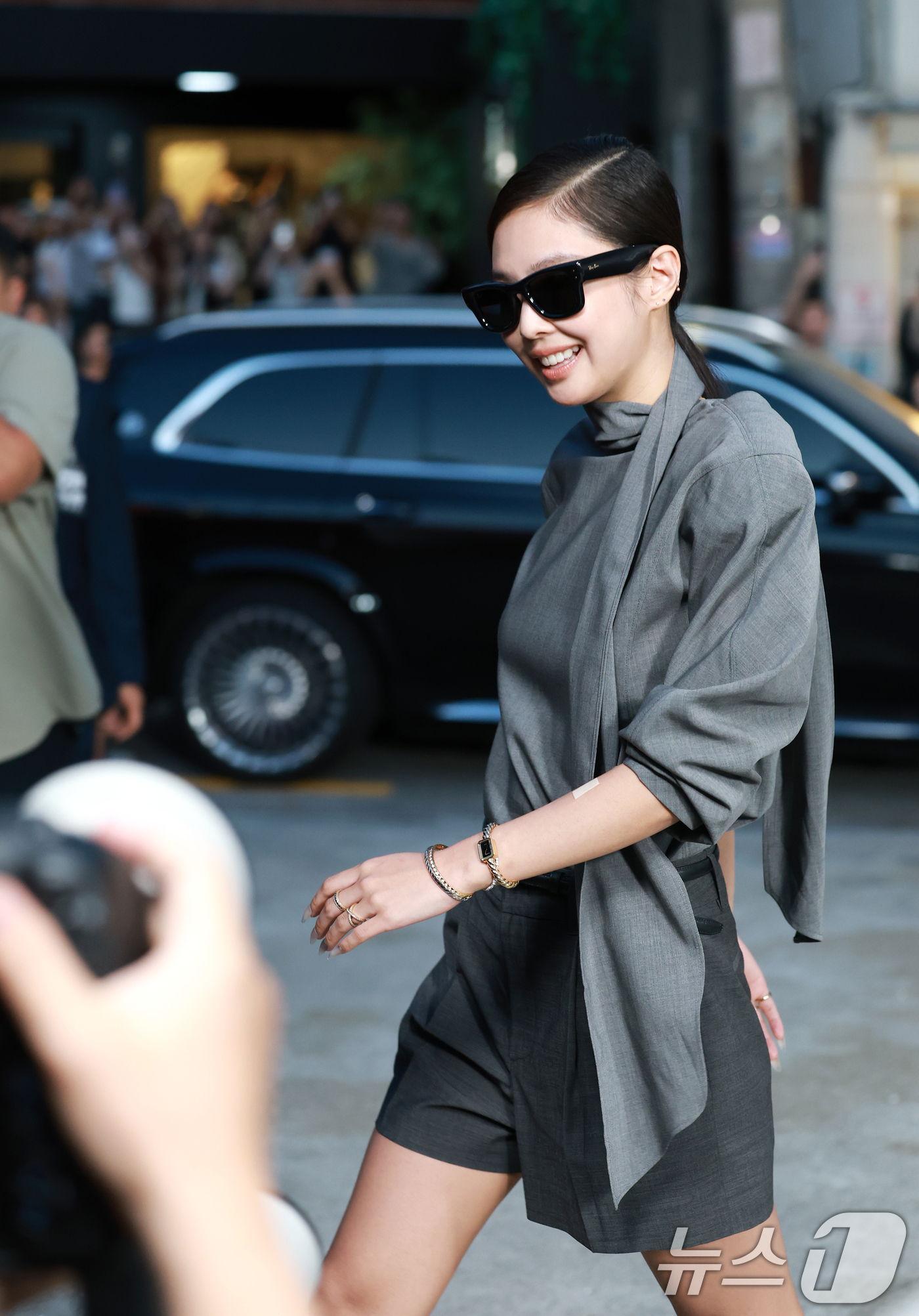 (서울=뉴스1) 권현진 기자 = 블랙핑크 제니가 4일 오후 서울 성동구 피치스 도원에서 열린 아이웨어 브랜드 레이밴(Ray-Ban)의 팝업 스토어 오픈 행사에 참석하고 있다. 20 …