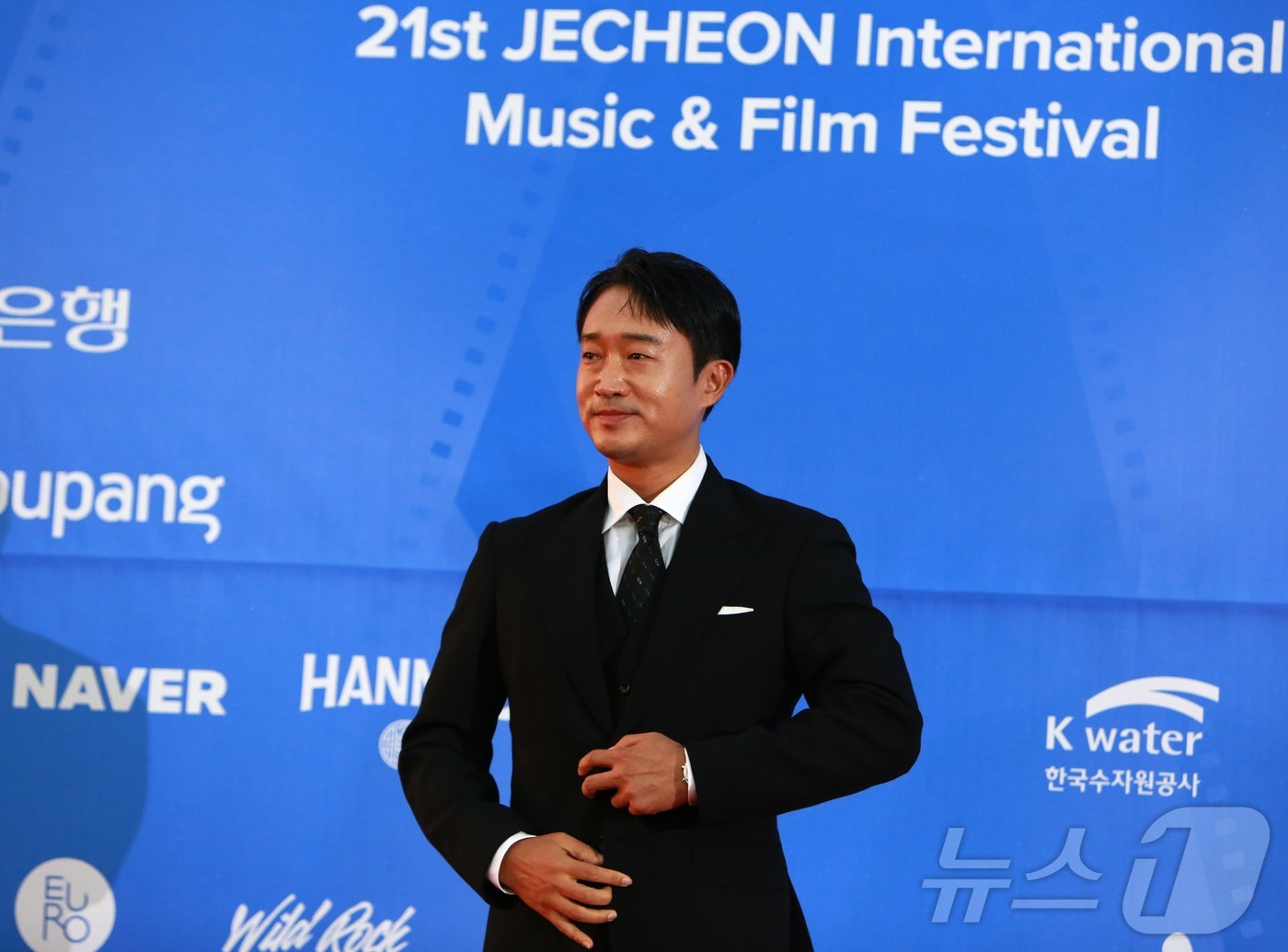 (제천=뉴스1) 손도언 기자 = 배우 조우진이 4일 오후 충북 제천비행장에서 열린 21회 제천국제음악영화제(JIMFF)에서 레드카펫을 밟고 있다. 2025.9.4/뉴스1