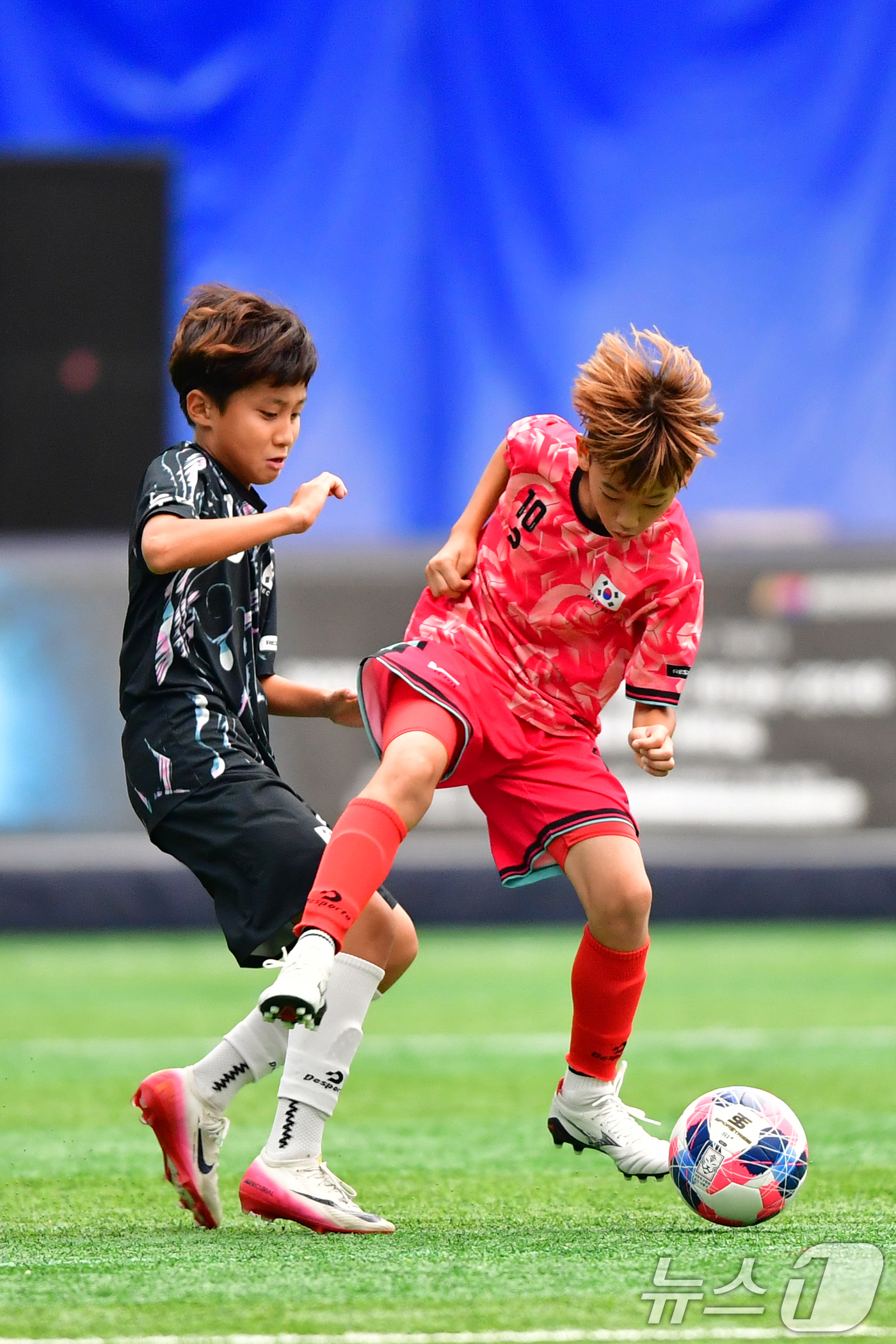 (경주=뉴스1) 최창호 기자 = 4일 오후 경북 경주시 스마트 에어돔에서 열린 'APEC 회원국 초청 2025경주국제유소년(U-12)축구대회' 결승전에서 무열팀(검은색) 선수가 서 …