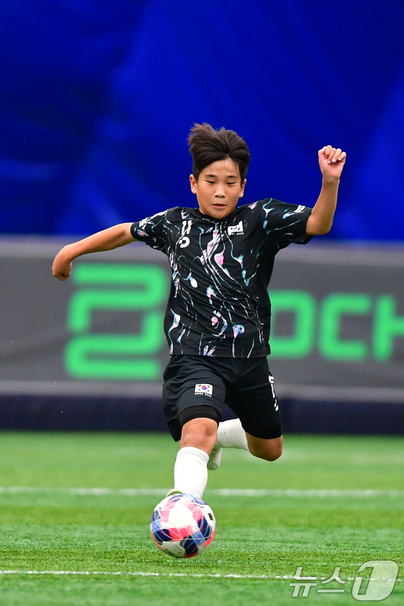 (경주=뉴스1) 최창호 기자 = 4일 오후 경북 경주시 스마트 에어돔에서 열린 'APEC 회원국 초청 2025경주국제유소년(U-12)축구대회' 결승전 서라벌과 무열팀 대결에서 무열 …