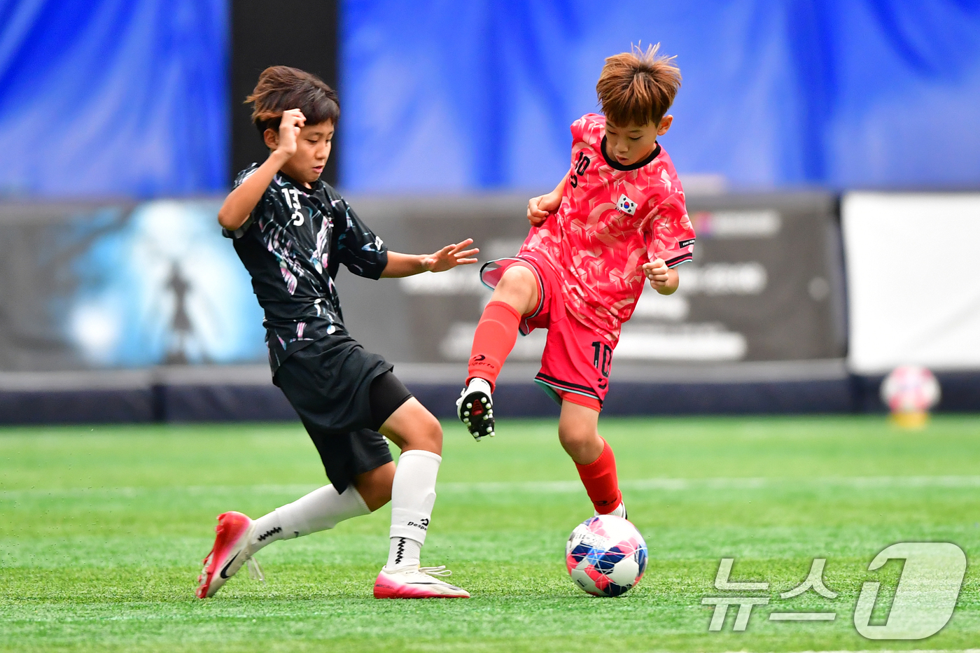 (경주=뉴스1) 최창호 기자 = 4일 오후 경북 경주시 스마트 에어돔에서 열린 'APEC 회원국 초청 2025경주국제유소년(U-12)축구대회' 결승전에서 무열팀(검은색) 선수가 서 …