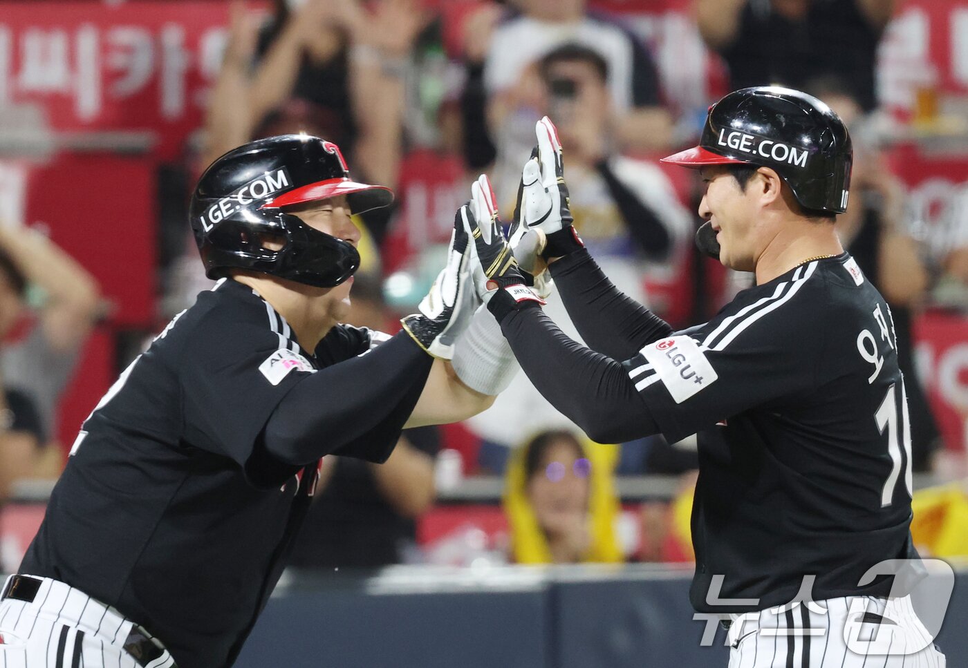 본문 이미지 - 4일 오후 경기 수원시 장안구 KT위즈파크에서 열린 '2025 신한 SOL 뱅크 KBO리그' LG 트윈스와 KT 위즈의 경기, 6회초 1사 주자 1루 LG 오지환이 투런 홈런을 치고 홈에서 김현수와 기뻐하고 있다. 2025.9.4/뉴스1 ⓒ News1 김영운 기자