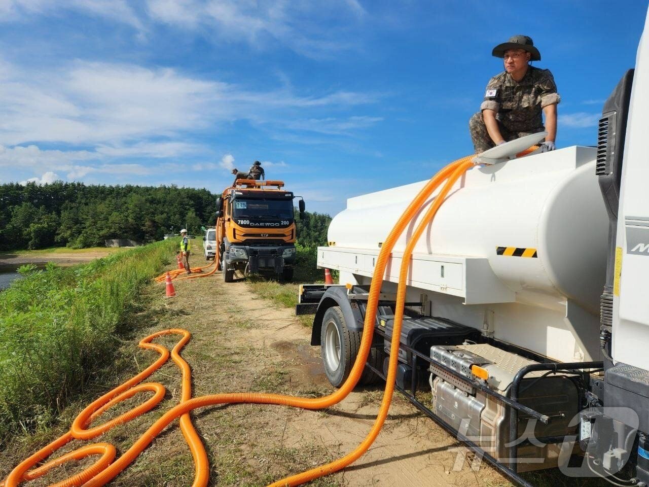 본문 이미지 - 행정안전부는 강원도 강릉 가뭄에 대응하기 위해 4일부터 군 물탱크 차량 400대를 본격적으로 투입해 오봉저수지에 급수를 지원하고 있다고 밝혔다. 사진은 군 물탱크를 활용해 오봉저수지에 급수 지원하는 모습. &#40;행안부 제공. 재판매 및 DB 금지&#41; 2025.9.4/뉴스1