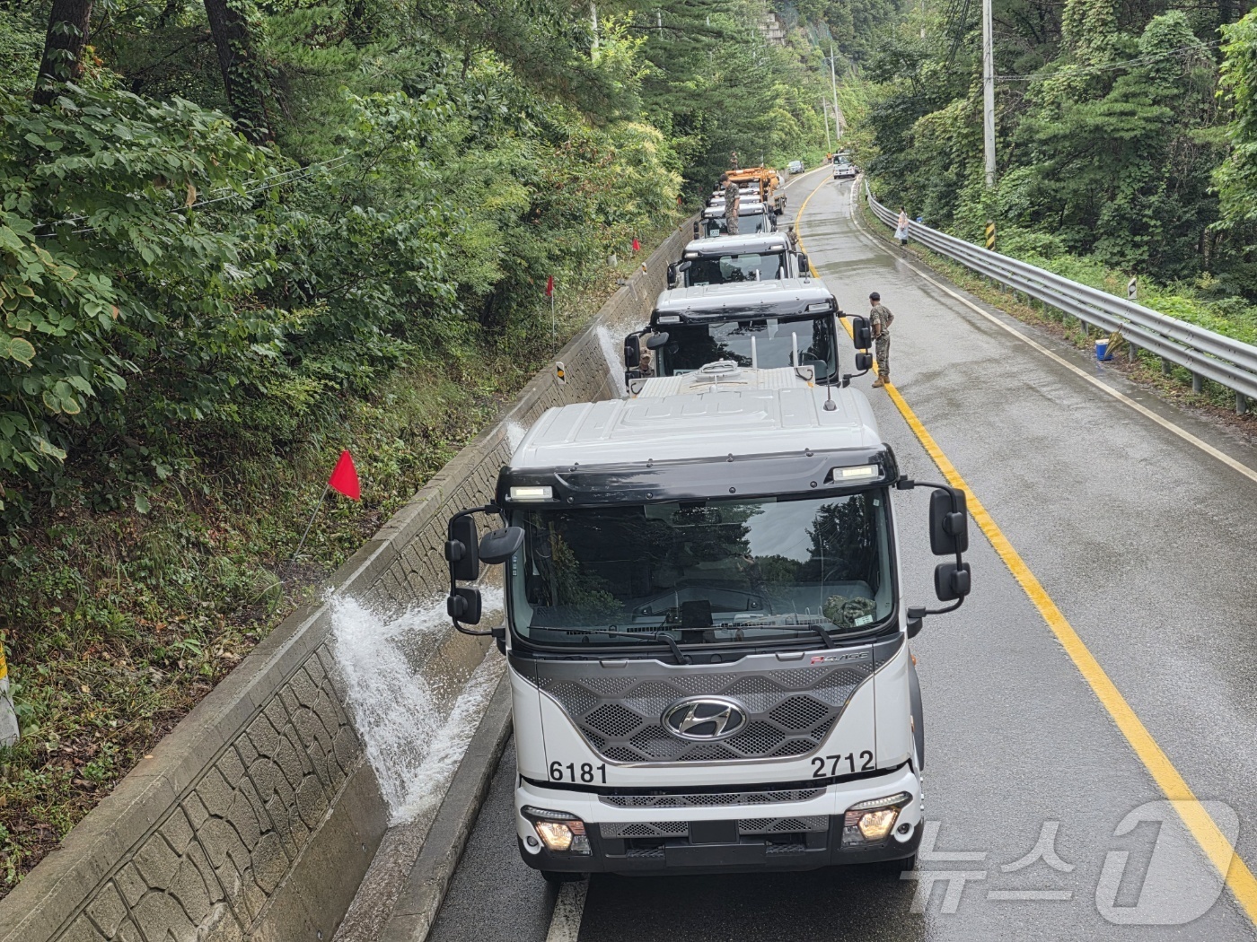 (서울=뉴스1) = 행정안전부는 강원도 강릉 가뭄에 대응하기 위해 4일부터 군 물탱크 차량 400대를 본격적으로 투입해 오봉저수지에 급수를 지원하고 있다고 밝혔다.사진은 군 물탱크 …