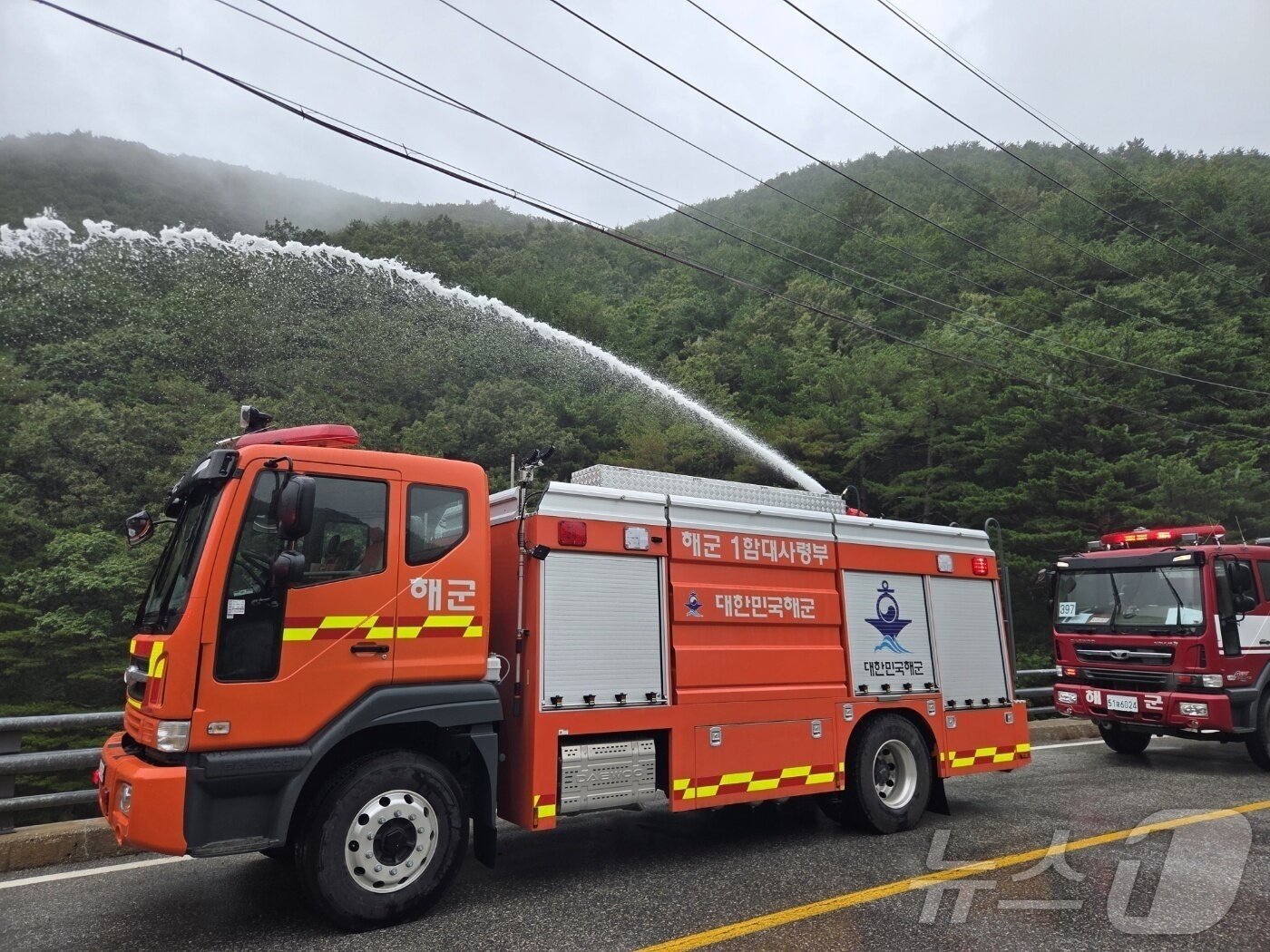 본문 이미지 - 최근 해군이 물탱크를 활용해 오봉저수지에 급수 지원하는 모습. &#40;재판매 및 DB 금지&#41; /뉴스1