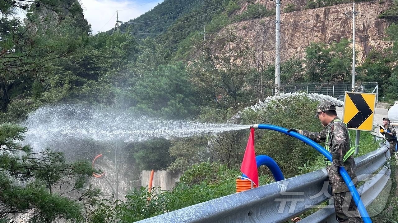 (서울=뉴스1) = 행정안전부는 강원도 강릉 가뭄에 대응하기 위해 4일부터 군 물탱크 차량 400대를 본격적으로 투입해 오봉저수지에 급수를 지원하고 있다고 밝혔다.사진은 군 물탱크 …