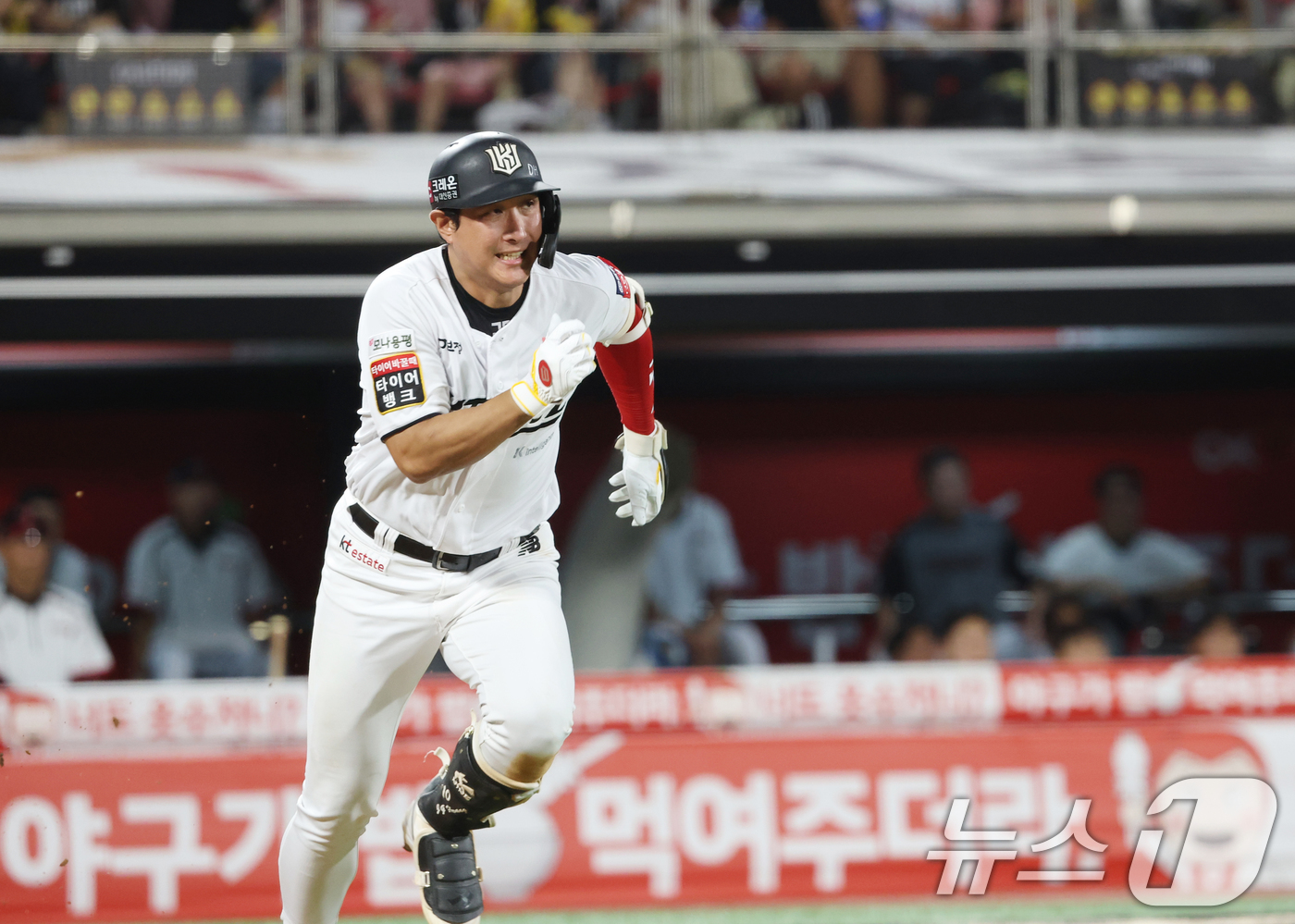 (수원=뉴스1) 김영운 기자 = 4일 오후 경기 수원시 장안구 KT위즈파크에서 열린 '2025 신한 SOL 뱅크 KBO리그' LG 트윈스와 KT 위즈의 경기, 6회말 무사 주자 1 …