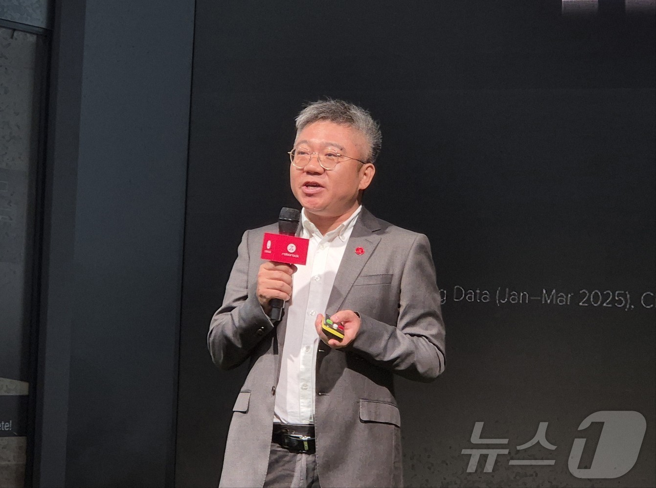 (베를린(독일)=뉴스1) 최동현 기자 = 동밍 로보락 서유럽 영업 총괄(Head of Roborock WEU Channel Sales)이 4일(현지시각) IFA2025가 열린 독일 …