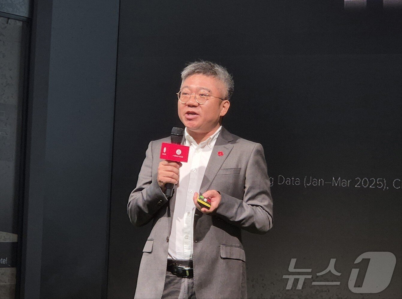 본문 이미지 - 동밍 로보락 서유럽 영업 총괄(Head of Roborock WEU Channel Sales)이 4일(현지시각) IFA2025가 열린 독일 메세 베를린 로보락 부스에서 키노트 연설을 하고 있다.2025.9.4/뉴스1 ⓒ News1 최동현 기자