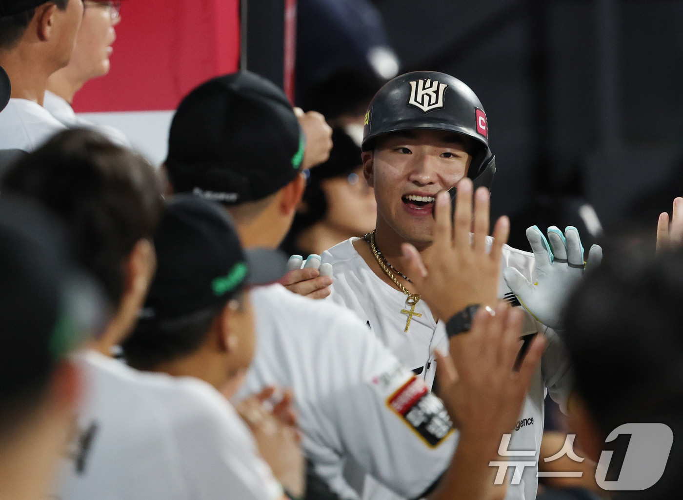 (수원=뉴스1) 김영운 기자 = 4일 오후 경기 수원시 장안구 KT위즈파크에서 열린 '2025 신한 SOL 뱅크 KBO리그' LG 트윈스와 KT 위즈의 경기, 7회말 무사 주자 1 …