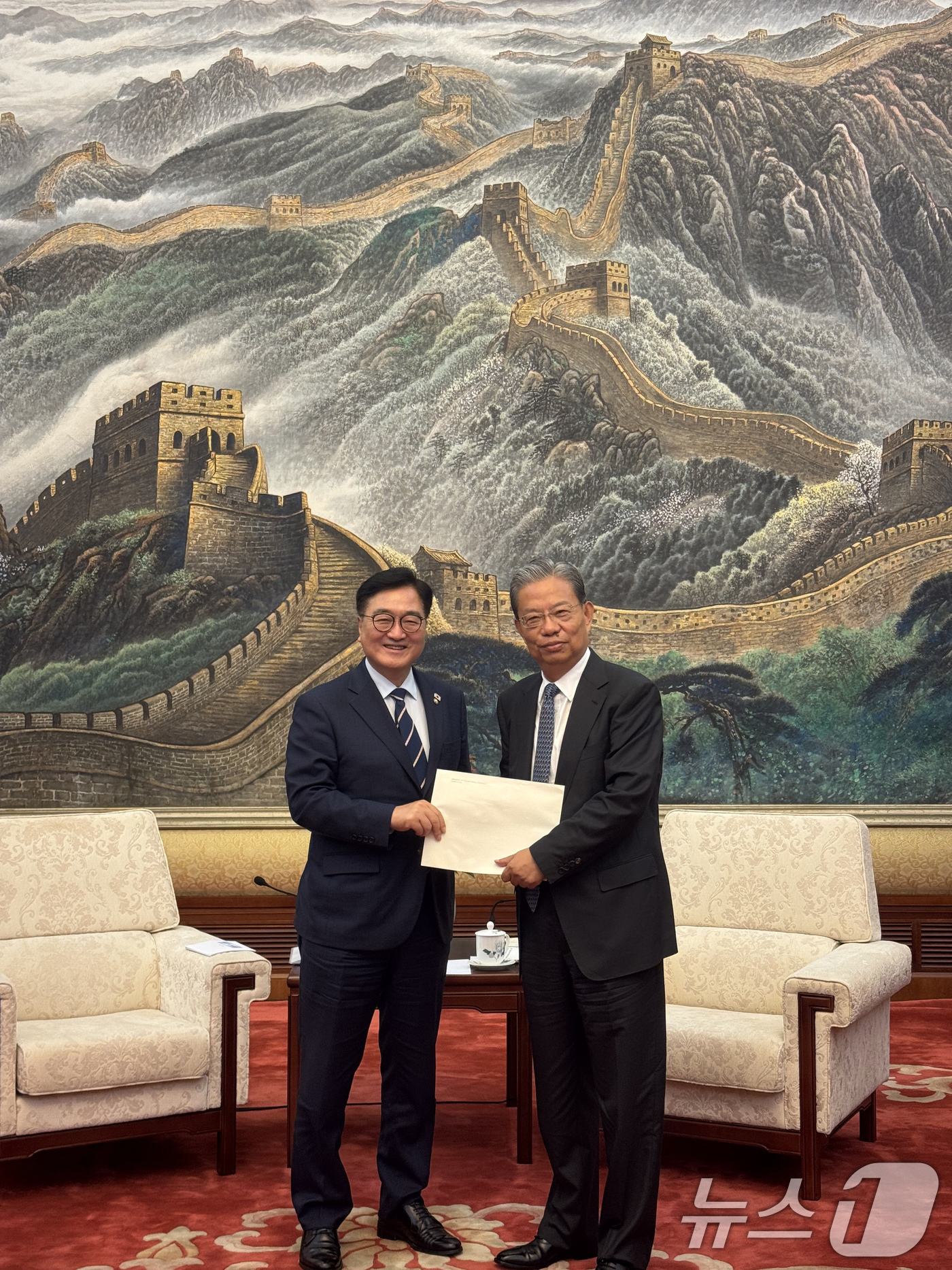 (서울=뉴스1) 이승배 기자 = 우원식 국회의장이 4일(현지시각) 중국 베이징 인민대회당에서 자오 러지 전인대 상무위원장을 만나 중국에 진출한 한국 기업들의 애로사항을 정리한 문건 …