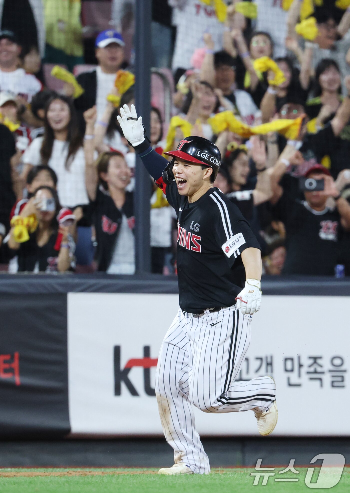본문 이미지 - 4일 오후 경기 수원시 장안구 KT위즈파크에서 열린 '2025 신한 SOL 뱅크 KBO리그' LG 트윈스와 KT 위즈의 경기, 8회초 1사 만루 LG 문성주가 만루 홈런을 치고 홈으로 향하고 있다. 2025.9.4/뉴스1 ⓒ News1 김영운 기자