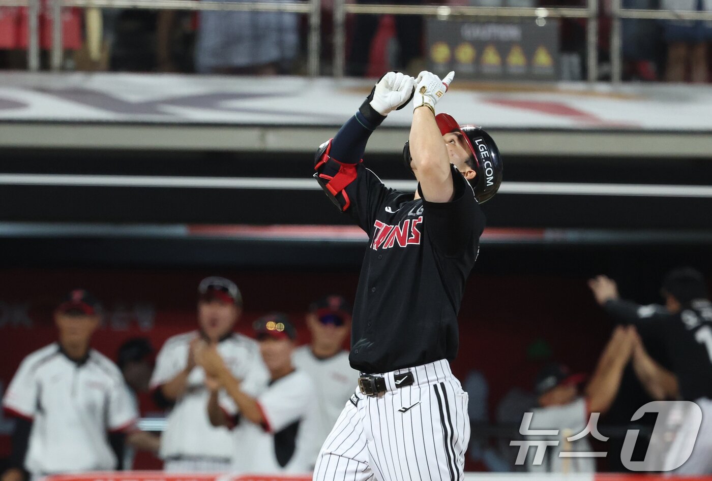 본문 이미지 - 4일 오후 경기 수원시 장안구 KT위즈파크에서 열린 &#39;2025 신한 SOL 뱅크 KBO리그&#39; LG 트윈스와 KT 위즈의 경기, 8회초 1사 만루 LG 문성주가 만루 홈런을 치고 홈으로 향하고 있다. 2025.9.4/뉴스1 ⓒ News1 김영운 기자