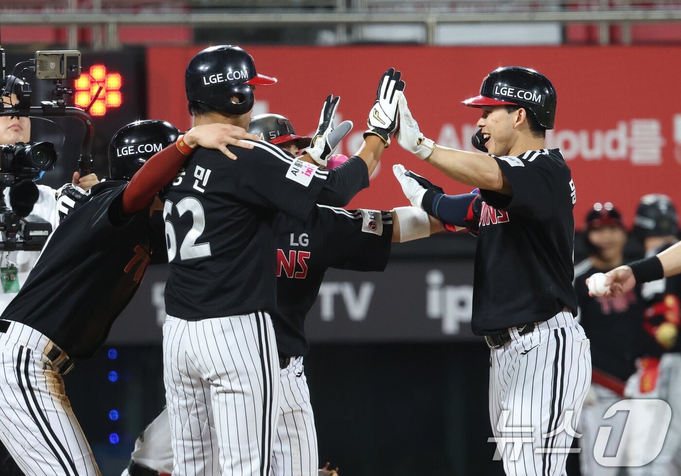 본문 이미지 - 4일 오후 경기 수원시 장안구 KT위즈파크에서 열린 &#39;2025 신한 SOL 뱅크 KBO리그&#39; LG 트윈스와 KT 위즈의 경기, 8회초 1사 만루 LG 문성주가 만루 홈런을 치고 홈으로 향하고 있다. 2025.9.4/뉴스1 ⓒ News1 김영운 기자