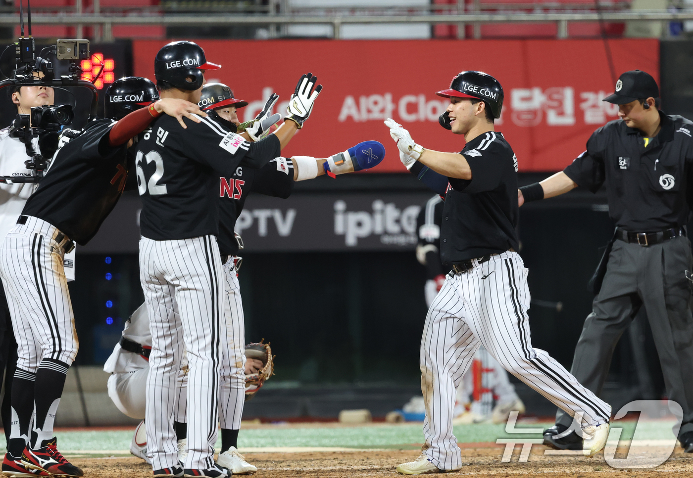 (수원=뉴스1) 김영운 기자 = 4일 오후 경기 수원시 장안구 KT위즈파크에서 열린 '2025 신한 SOL 뱅크 KBO리그' LG 트윈스와 KT 위즈의 경기, 8회초 1사 만루 L …
