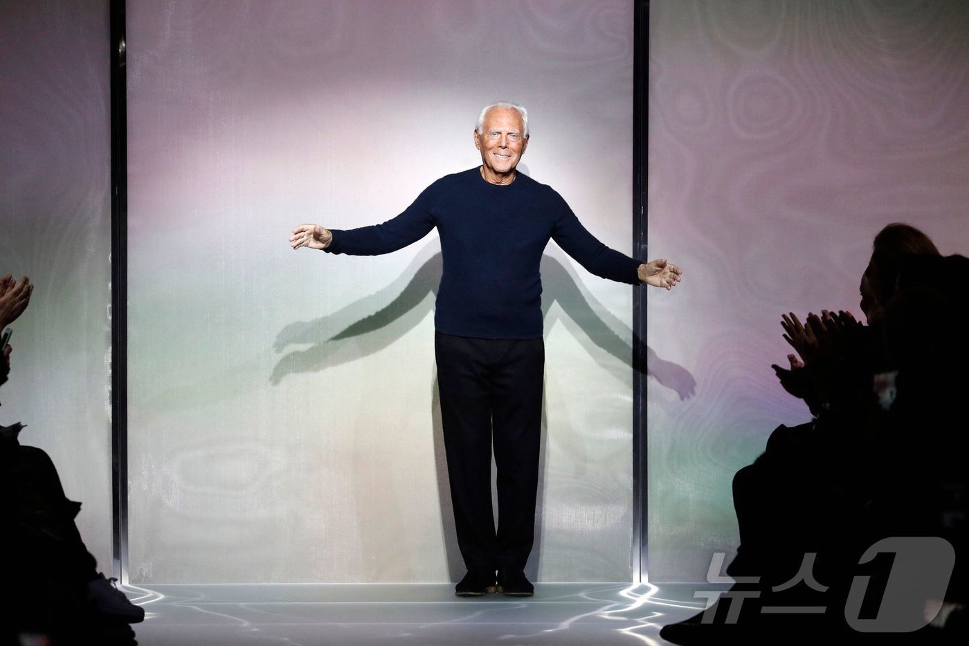 본문 이미지 - 조르지오 아르마니가 2018년 1월 프랑스 파리에서 열린 패션소에서 관객들에게 인사를 하고 있다. 2018.1.23 ⓒ AFP=뉴스1