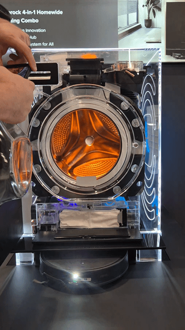 본문 이미지 - 로보락 4 in 1 클리닝 콤보 시연 장면.2025.9.4/뉴스1 최동현 기자