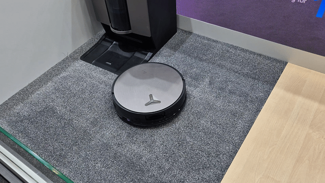 본문 이미지 - 에코백스 차세대 로봇청소기 '디봇 X11'이 스테이션에서 고속 충전을 마친 뒤 청소를 재개하고 있다. 2025.9.4/뉴스 최동현 기자