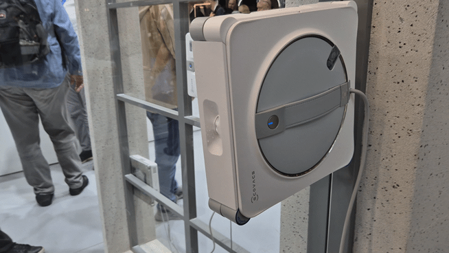 본문 이미지 - 에코백스 창문 로봇청소기 '윈봇 W2S'이 창문 청소를 시연하고 있다. 2025.9.4/뉴스1 최동현 기자