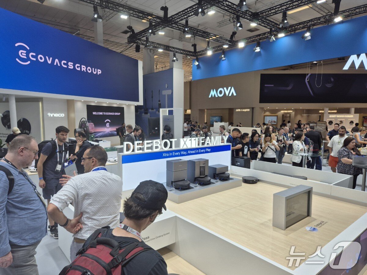 본문 이미지 - 유럽 최대 가전 박람회 'IFA2025'가 열린 4일(현지시각) 독일 메세 베를린 에코백스 부스에 참관객들이 붐비고 있다. 2025.9.4/뉴스1 최동현 기자