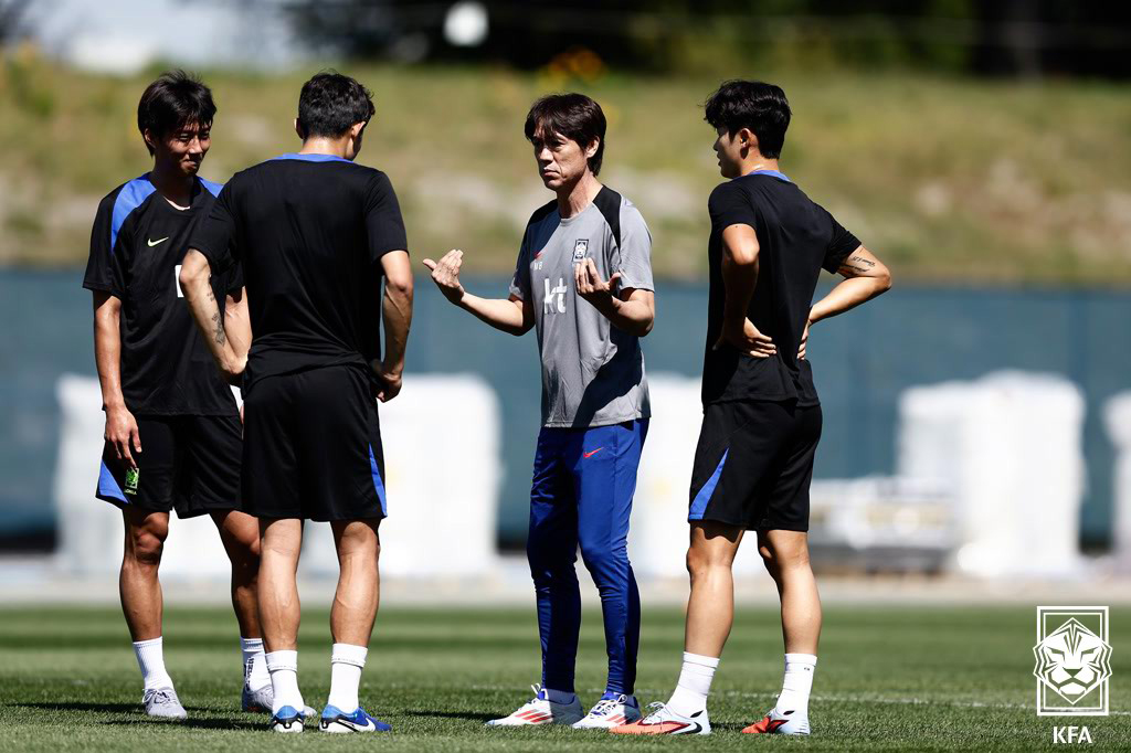 (서울=뉴스1) = 홍명보 대한민국 축구 대표팀 감독이 4일(현지시간) 미국 뉴욕 아이칸 스타디움에서 훈련 전 선수들과 대화를 나누고 있다. (대한축구협회 제공. 재판매 및 DB …