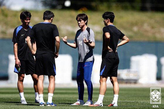 본문 이미지 - 홍명보 대한민국 축구 대표팀 감독이 4일(현지시간) 미국 뉴욕 아이칸 스타디움에서 훈련 전 선수들과 대화를 나누고 있다. (대한축구협회 제공. 재판매 및 DB 금지) 2025.9.5/뉴스1