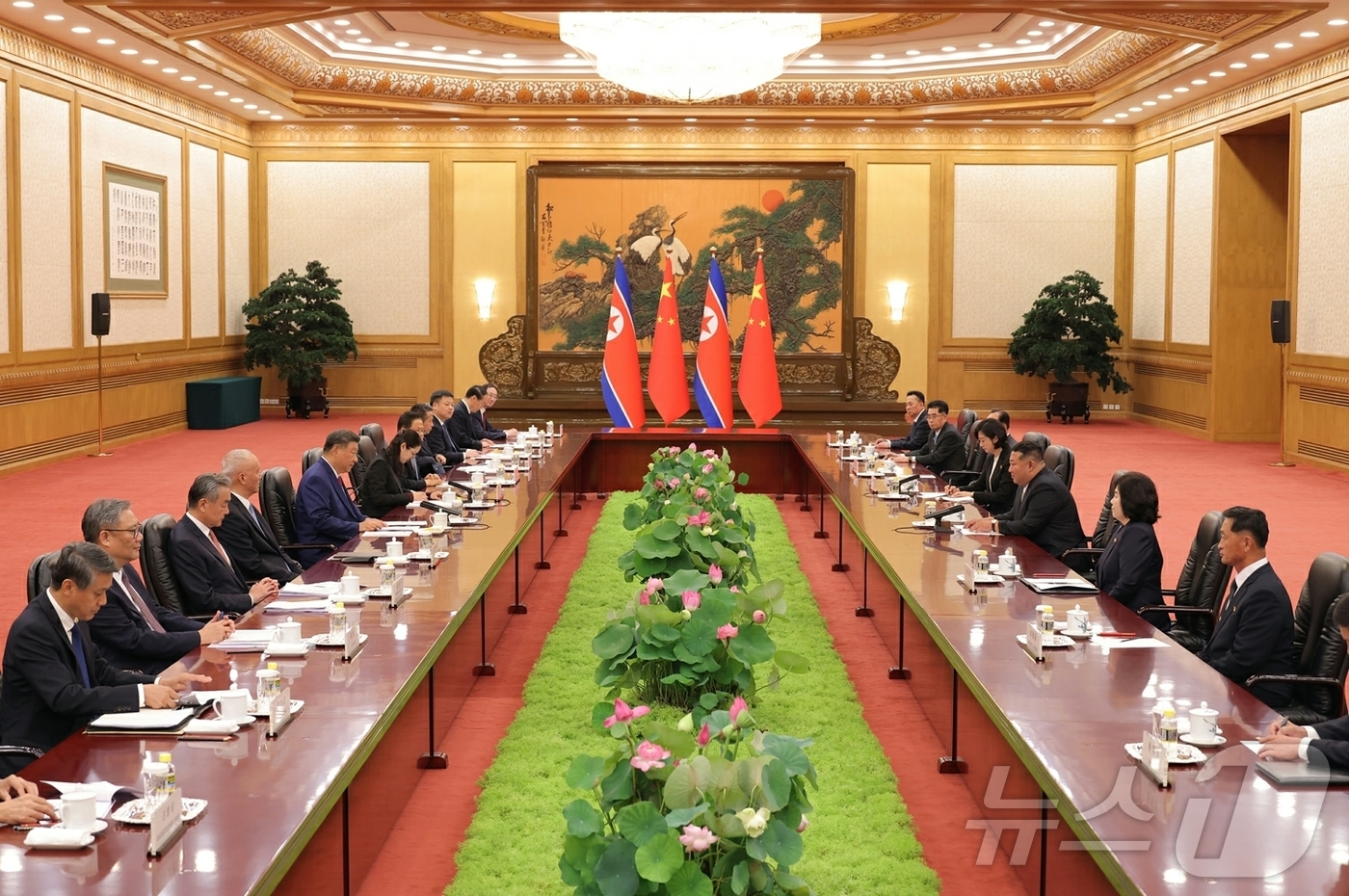 (평양 노동신문=뉴스1) = 북한 노동당 기관지 노동신문은 김정은 당 총비서가 지난 4일 베이징 인민대회당에서 시진핑 국가주석과 회담을 진행했다고 5일 보도했다. [국내에서만 사용 …