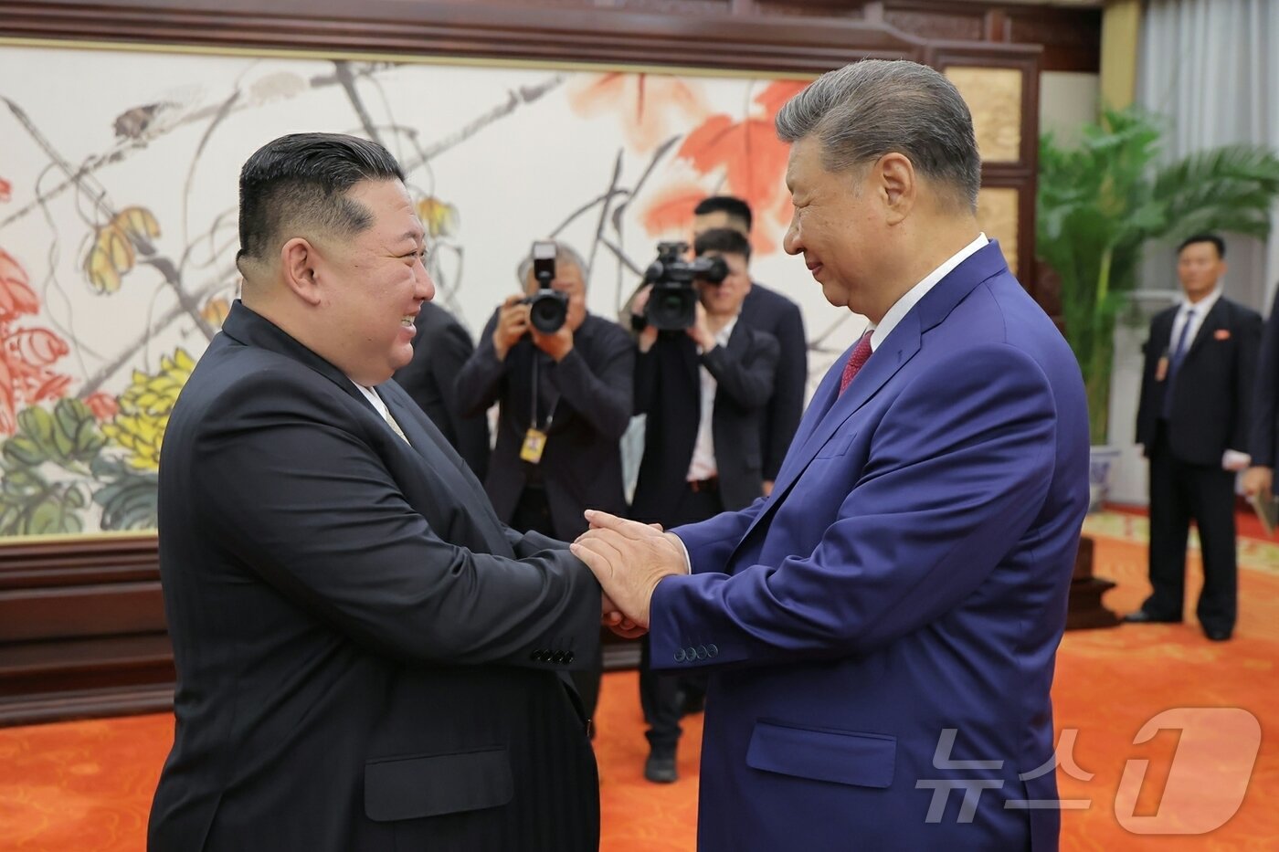 본문 이미지 - &#40;평양 노동신문=뉴스1&#41; = 김정은 북한 노동당 총비서가 지난 4일 베이징 인민대회당에서 시진핑 중국 국가주석과 회담을 진행하는 모습. [국내에서만 사용가능. 재배포 금지. DB 금지. For Use Only in the Republic of Korea. Redistribution Prohibited] rodongphoto@news1.kr