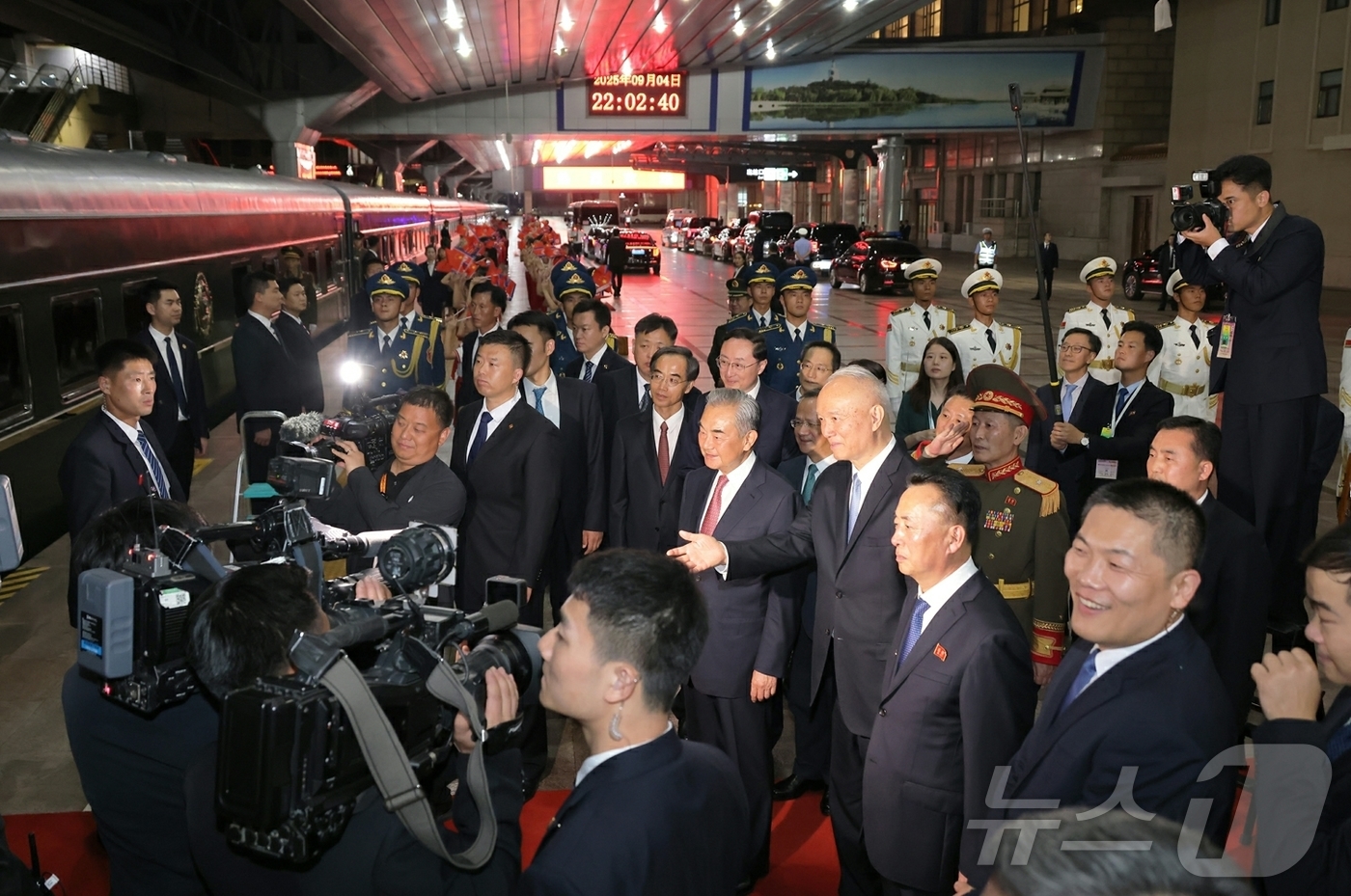 (평양 노동신문=뉴스1) = 북한 노동당 기관지 노동신문은 김정은 당 총비서가 지난 4일 중국에서 시진핑 국가주석과 양자 회담을 한 이후 전용열차로 베이징을 떠났다고 5일 보도했다 …