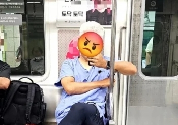수술복 입고 지하철 임신부석 앉은 남성…"의사 망신" 그 병원 홈피 마비