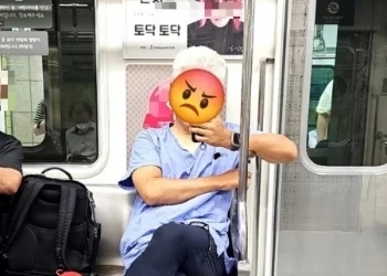수술복 입고 임신부석 앉은 남성…병원 홈피 마비